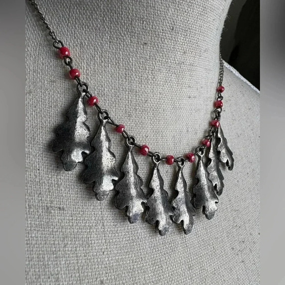Jewelry - Pretty metal beaded necklace